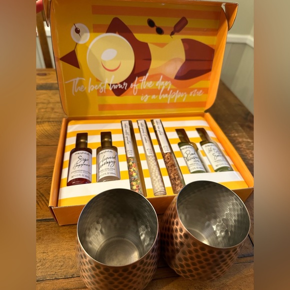 Christmas Gift Cocktail Set with 2 Mule Cups - Picture 2 of 6
